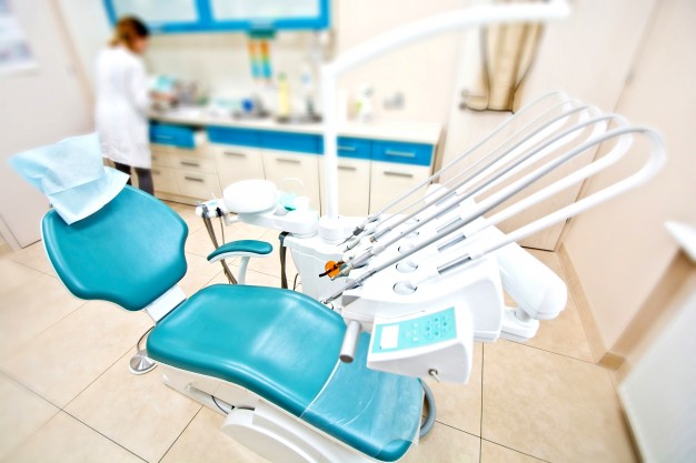 ferramentas profissionais de dentista e cadeira no consultorio odontologico 1204 394