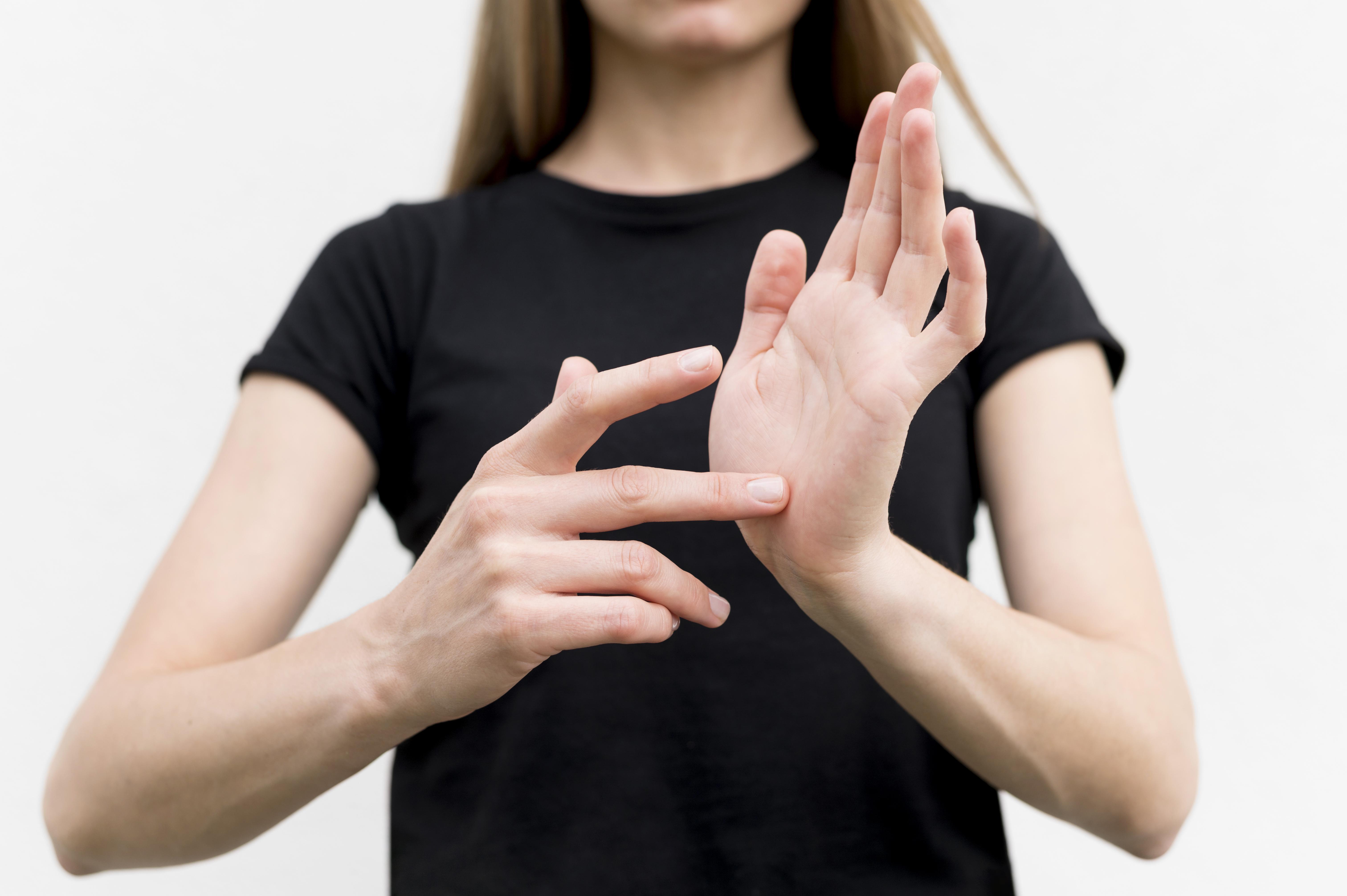 mulher surda se comunicando atraves da linguagem gestual