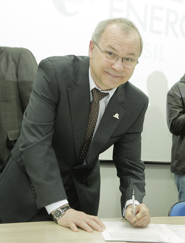 O reitor Mauro Baesso assinou o termo de doação pela UEM