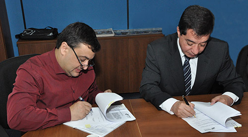 Michele Caputo Neto e Júlio Santiago Prates Filho assinam os termos de cooperação