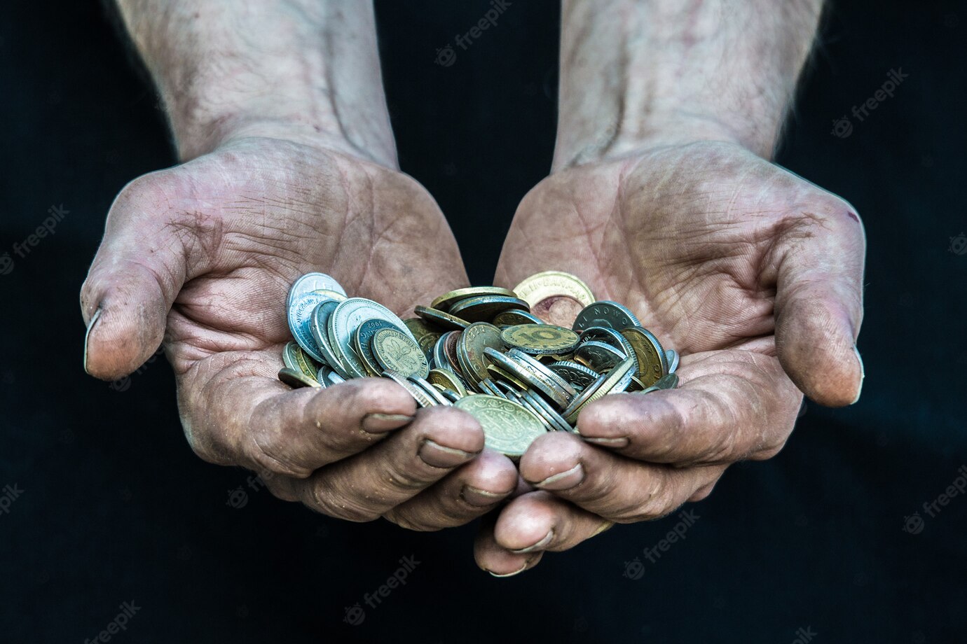 maos sujas pobre homem sem teto com muitas moedas de diferentes paises ilustrando a pobreza na sociedade capitalista moderna 140289 4