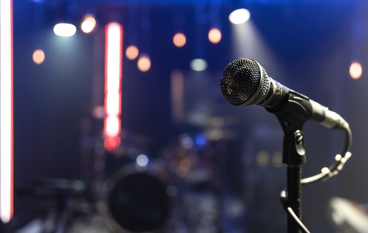 perto de um microfone em um palco de concerto com bela iluminacao 169016 11074