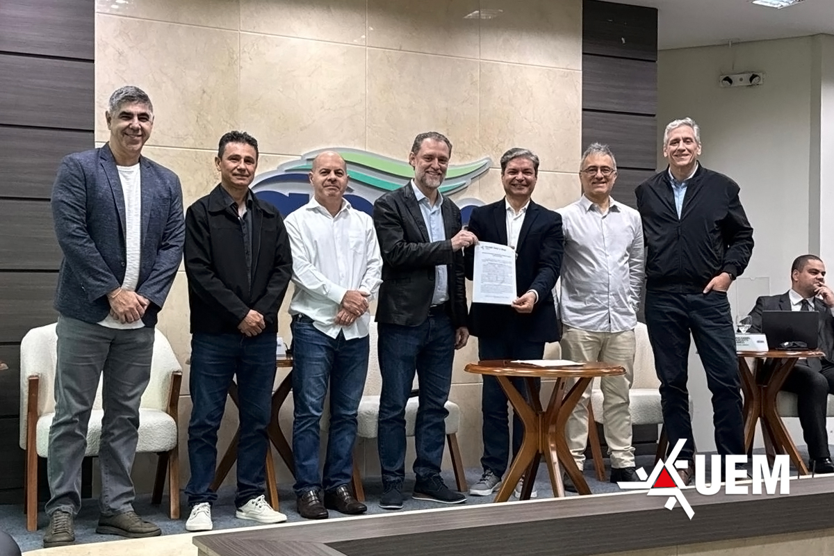 uem acim capa.jpg