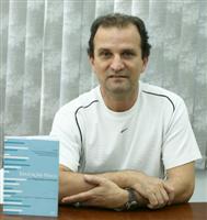 Amauri Bassoli Oliveira, um dos autores e organizadores do livro
