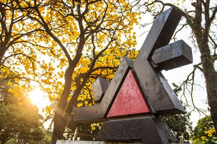 00000-uem-fachada3-750x500