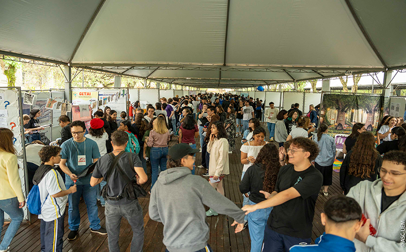 estudantes-lotam-mostra-de-profissoes-da-universidade-estadual-de-maringa