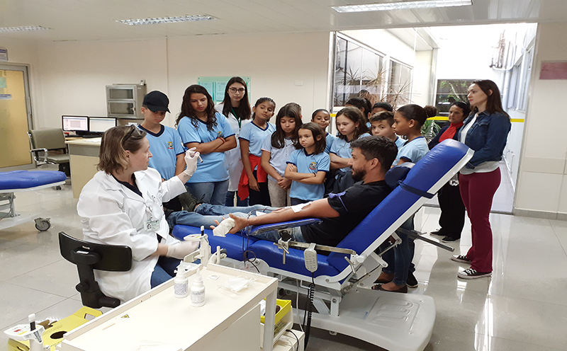 hemocentro-da-universidade-estadual-de-maringa-vai-a-escola-e-ensina-sobre-doacao-de-sangue-desde-cedo
